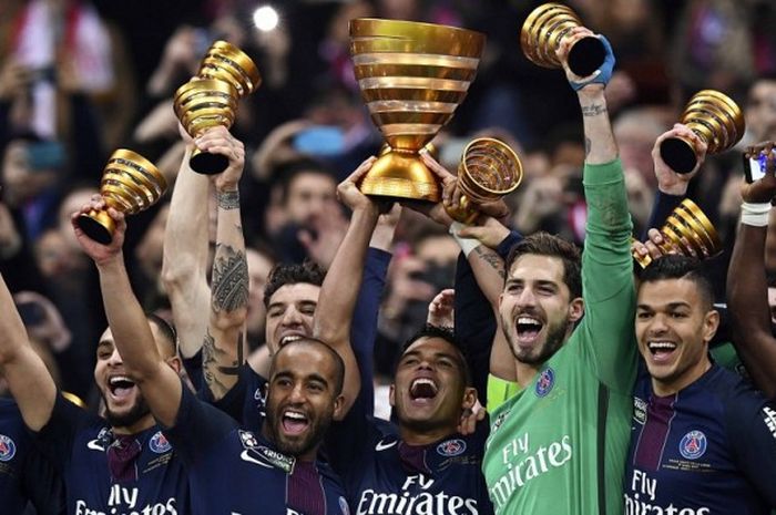 Para pemain Paris Saint-Germain merayakan keberhasilan mereka menjuarai Piala Liga Prancis seusai mengalahkan AS Monaco di partai final dengan skor 4-1 di Park Olympique Lyonnais, Lyon, Prancis, pada Sabtu (1/4/2017).