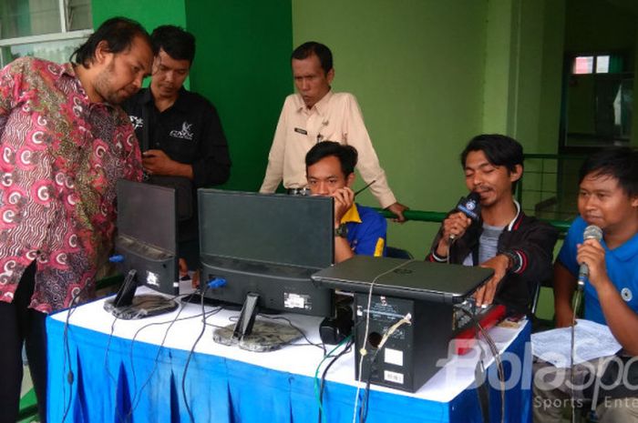 Meja kontrol dan tempat komentator dibuat sederhana oleh tim Arema FC TV di Stadion Gajayana Kota Malang pada 4 Januari 2018.