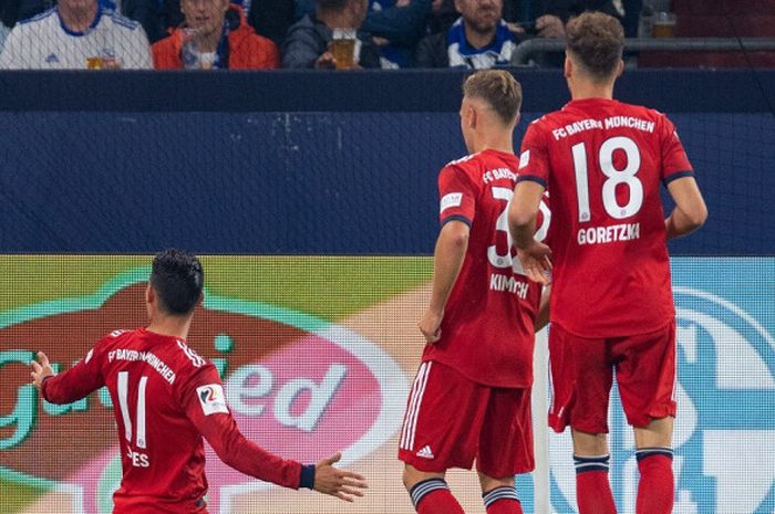 Gelandang Bayern Muenchen, James Rodriguez (kiri), merayakan golnya ke gawang Schalke 04 dalam lanjutan Liga Jerman, 22 September 2018 di Veltins Arena.