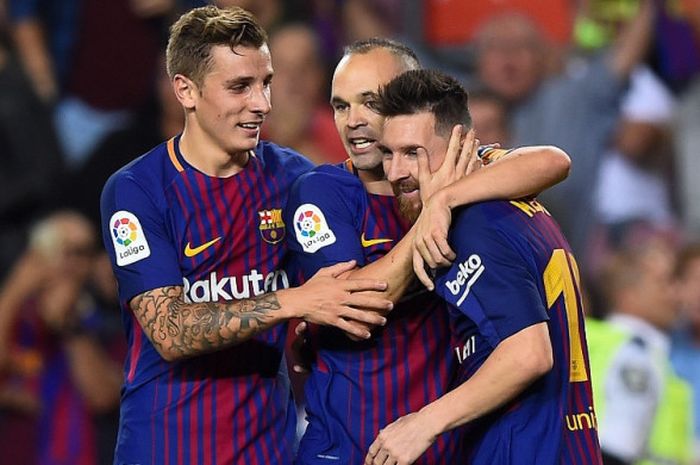 Gelandang FC Barcelona, Andres Iniesta melakukan selebrasi setelah mencetak gol ke gawang Malaga seusai menerima umpan dari Lionel Messi di pertandingan lanjutan Liga Spanyol di Camp Nou, Sabtu (21/10/2017) waktu setempat.