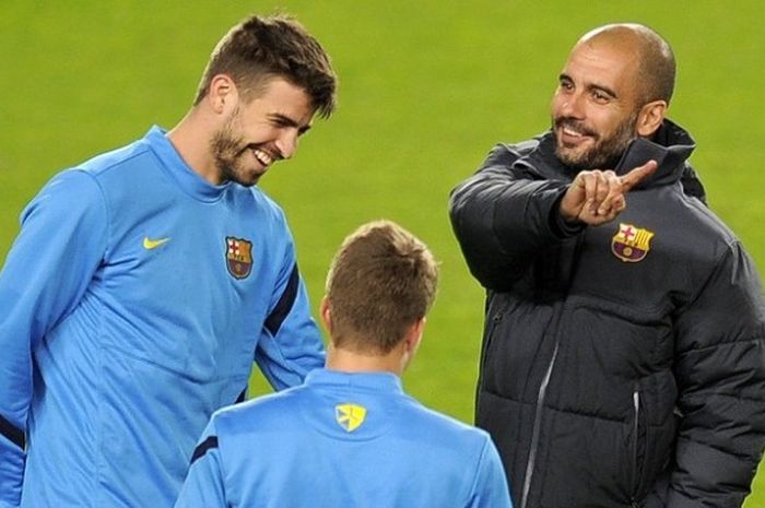 Bek FC Barcelona, Gerard Pique (kiri), berbincang-bincang dengan Josep Guardiola saat sesi latihan di Stadion Camp Nou, 5 Desember 2011.