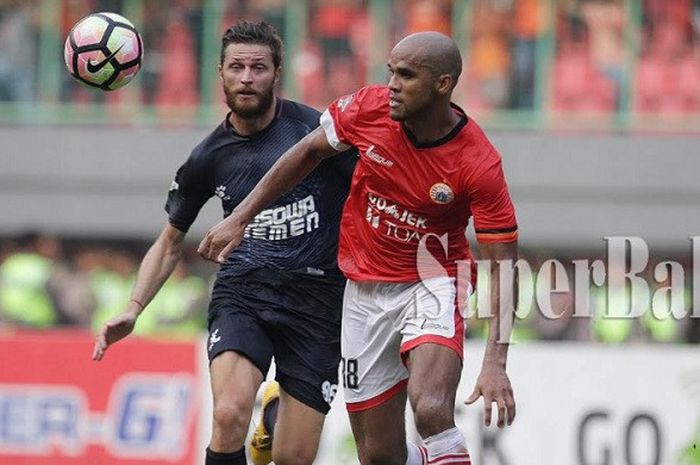 Penyerang Persija Jakarta Reinadl da Costa berduel dengan bek PSM Makassar Steven Renaud Anthony Paulle di Stadion Patriot, Bekasi, Selasa (15/8/2017)