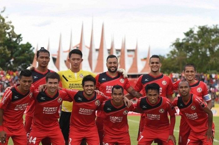 Para pemain Semen Padang berfoto sebelum laga TSC 2016 kontra Bhayangkara Surabaya United di Stadion H. Agus Salim, Padang, Jumat (12/8/2016).