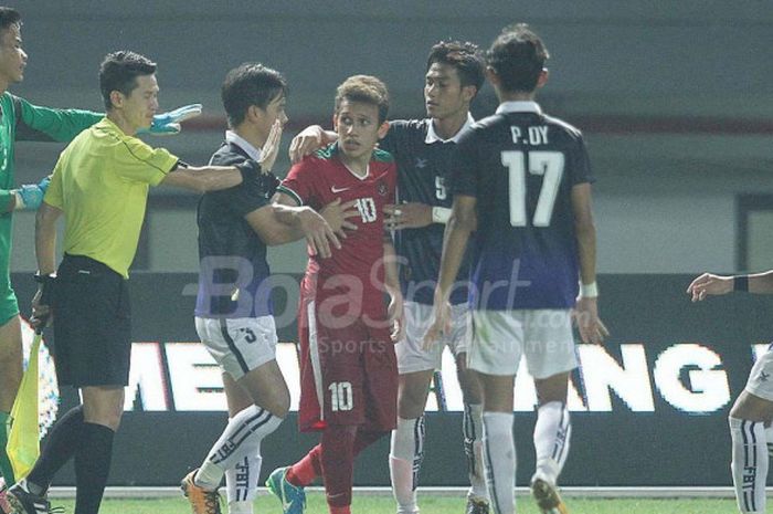 Penyerang Timnas U-19 Indonesia, Egy Maulana Vikri, dikelilingin para pemain Timnas U-19 Kamboja dalam laga di Stadion Patriot Candrabhaga, Rabu (4/10/2017).