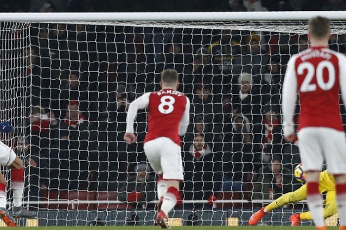 Penalti penyerang Arsenal, Pierre-Emerick Aubameyang (kiri), ditepis oleh kiper Manchester City, Ederson (kanan), dalam laga Liga Inggris di Stadion Emirates, London, pada 1 Maret 2018.