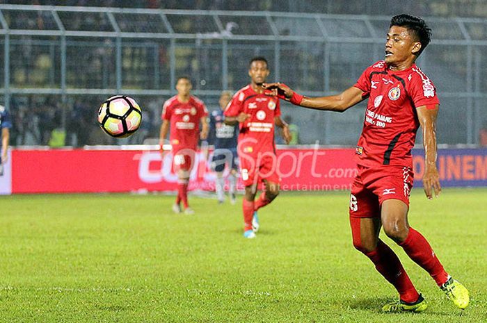 Gelandang Semen Padang, Irsyad Maulana, saat tampil melawan Arema FC pada pekan ke-32 Liga 1 di Stadion Kanjuruhan Malang, Jawa Timur, Sabtu (04/11/2017) malam.
