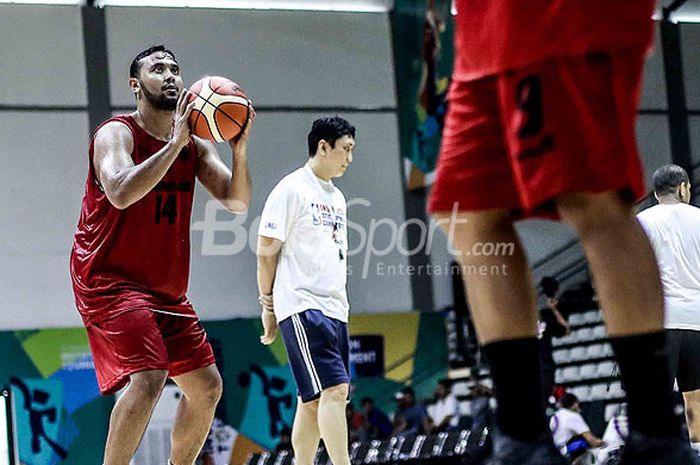 Center Timnas Basket Indonesia,  Adhi Pratama Putra Prasetyo, melakukan lemparan bebas saat menjalan