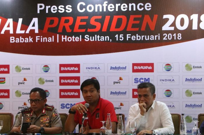 Ketua Steering Committee Piala Presiden 2018, Maruarar Sirait (tengah) bersama Kapolri Tito Karnavian (kedua dari kiri) dan Direktur Umum PT Liga Indonesia Baru, Berlinton Siahaan (kedua dari kanan) dalam konferensi pers menjelang final Piala Presiden 2018 di Hotel Sultan, Jakarta, Kamis (15/2/2018).