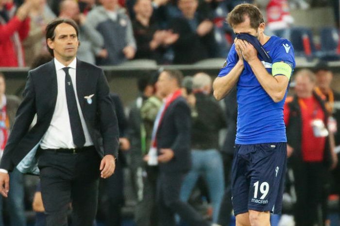 Pemain Lazio, Senad Lulic, tertunduk lesu seusai kalah dari RB Salzburg dalam laga di Red Bull Arena, Kamis (12/4/2018)