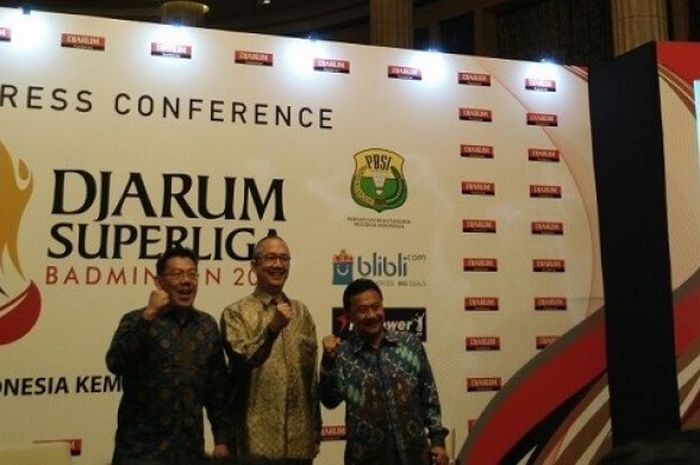 Dari kiri ke kanan, Bambang Roedyanto (Event Manager Djarum Superliga Badminton), Lutfi Hamid (Wakil Ketua Umum II PP PBSI), Budi Darmawan (Programme Manager Bakti Foundation, berpose seusai konferensi Djarum Superliga Badminton 2017 di Hotel Indonesia Kempinski, Jakarta, Rabu (1/2/2017).