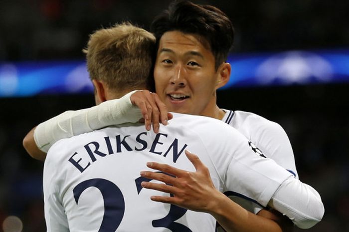 Penyerang Tottenham Hotspur, Son Heung-min, mendapat selamat dari rekannya, Christian Eriksen, seusai mencetak gol ke gawang Borussia Dortmund dalam laga Grup H Liga Champions 2017-2018 di Stadion Wembley, London, Inggris, pada 13 September 2017.