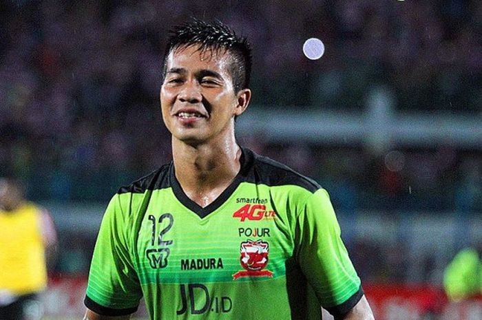 Penampilan pertama penjaga gawang Madura United, Angga Saputra, dalam gelaran Torabika Soccer Championship saat melawan Persib Bandung di Gelora Bangkalan, Jawa Timur (08/10/2016).