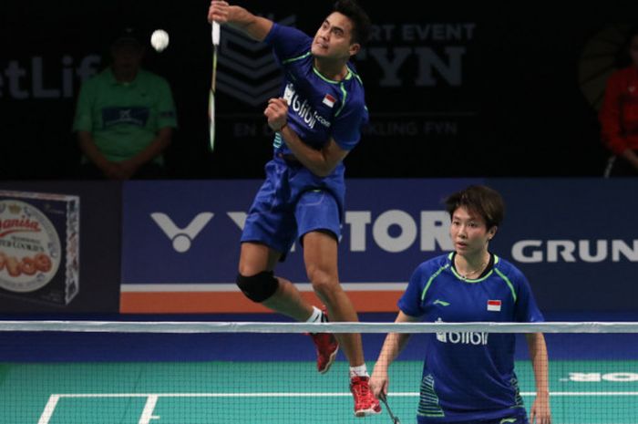 Tontowi Ahmad (melompat) dan Liliyana Natsir ketika berhadapan dengan Zhang Nan/Li Yinhui di perempat final Denmark Open 2017, Jumat (20/10/2017), di Odense Sports Park, Odense, Denmark.