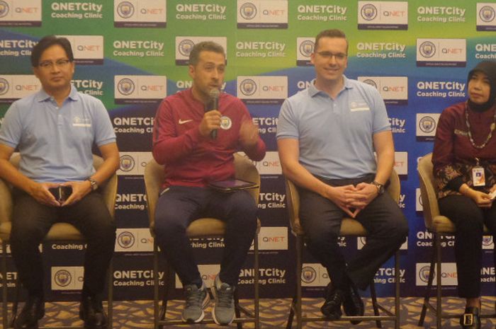 Technical Director of Coaching dari City Football Schools, Andy Smith (kedua dari kiri), berbicara dalam konferensi pers QNET City Coaching Clinic di Jakarta, Jumat (21/7/2017).