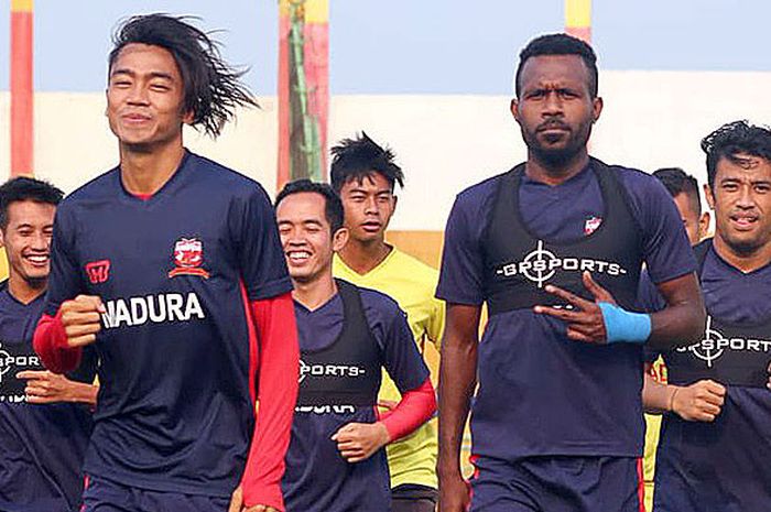 Pemain Madura United mengikuti latihan rutin di Stadion Gelora Bangkalan, Madura, Rabu (29/8/2019).