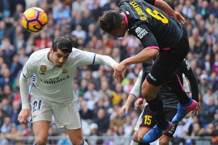 Striker Real Madrid, Alvaro Morata, menyundul bola dalam pertandingan kontra Espanyol  di Santiago Bernabeu, Sabtu (18/2/2017)