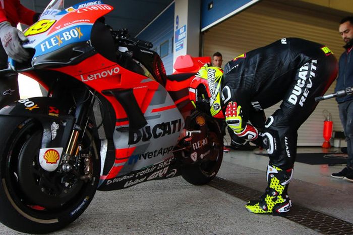 Alvaro Bautista saat menggantikan Michele Pirro sebagai pebalap penguji Ducati pada tes di Sirkuit Jerez.