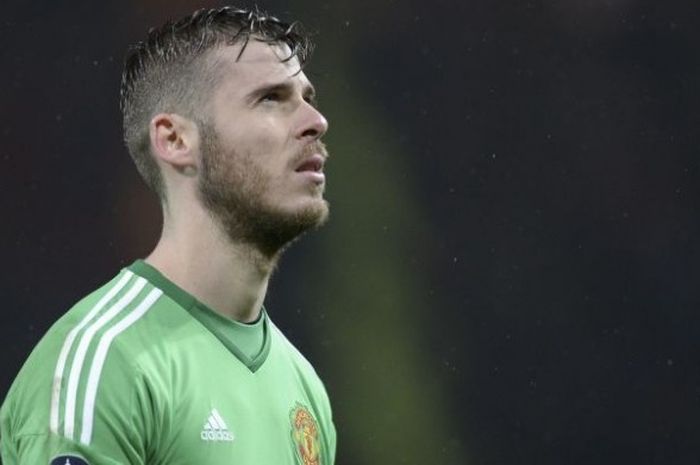 Kiper Manchester United, David De Gea, meninggalkan lapangan usai melakoni pertandingan ronde ketiga Piala FA kontra Sheffield United di Old Trafford, Manchester, Inggris, 9 Januari 2016.