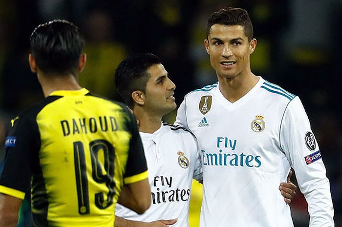 Striker Real Madrid, Cristiano Ronaldo, memeluk seorang penggemar yang mendatanginya seusai tampil melawan Borussia Dortmund dalam laga lanjutan Grup H Liga Champions 2017-2018 di Dortmund, Jerman, pada 26 September 2017.