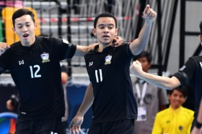 Duo pemain tim futsal U-20 Thailand, Mohammad Osamnmusa dan Ronnachai Jungwongsut (12) bersuka cita seusai menang atas Uzbekistan pada perebutan posisi tiga Kejuaraan Futsal Asia U-20 di Bangkok Arena, Kamis (25/5/2017) malam. 