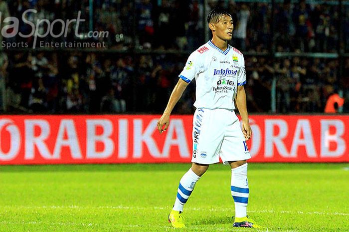 Bek Persib Bandung, Henhen Herdiana, saat tampil melawan Arema FC pada laga pekan keempat Liga 1 2018 di Stadion Kanjuruhan Kabupaten Malang, Jawa Timur, Minggu (15/04/2018) malam.