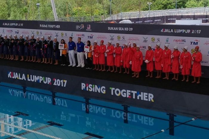 Tim nasional polo air putri Indonesia berfoto dengan tim Thailand sebelum memulai pertandingan yang berlangsung di kolam renang National Aquatic Centre, KL Sports City, Bukit Jalil, Malaysia, Rabu (16/8/2017).