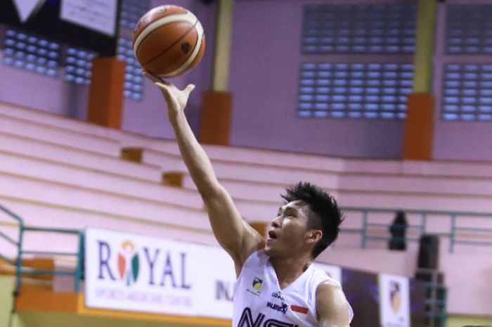 Pebasket NSH Jakarta, Andre Rorimpandey, berupaya mencetak angka pada laga seri ketiga IBL Pertamax 2018-2019 melawan Satria Muda Pertamina, di GOR Merpati, Denpasar, Bali, Jumat (14/12/2018).