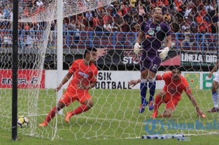 Penyerang Borneo FC, Ambrizal Umanailo masuk ke gawang seusai menjebol pertahanan Persela pada laga 