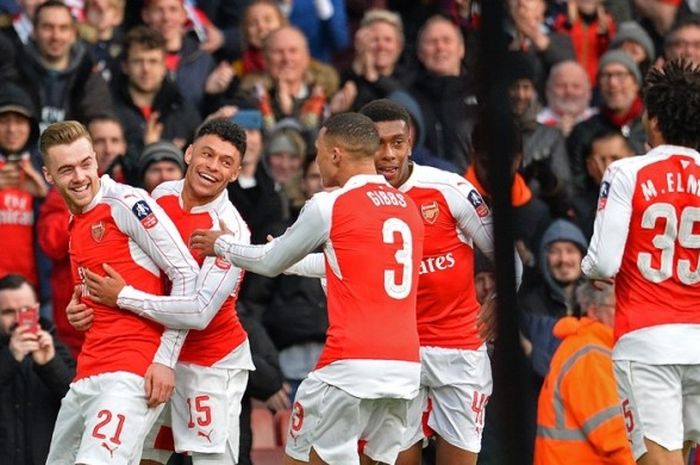 Para pemain Arsenal merayakan gol Calum Chambers (21) ke gawang Burnley pada babak keempat Piala FA di Stadion Emirates, Sabtu (30/1/2016).