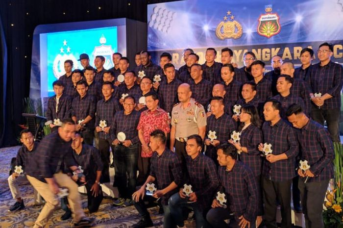 Manajemen, ofisial, dan skuat Bhayangkara FC berpose pada evaluasi tim di Hotel Borobudur, Jakarta, Rabu (19/12/2018).