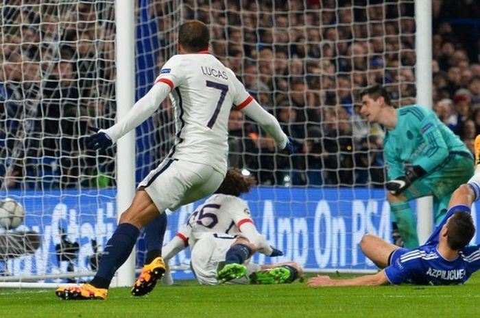 Gelandang Paris Saint-Germain, Adrien Rabiot, mencetak gol ke gawang Chelsea, pada pertandingan leg kedua babak 16 besar Liga Champions, Rabu (9/3/2016). 