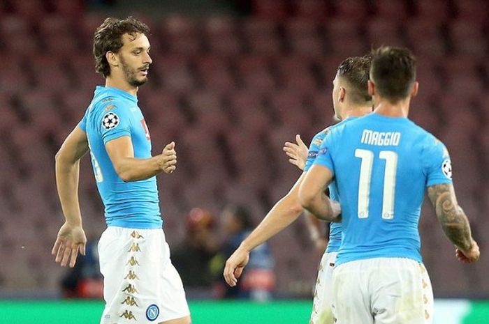 Penyerang Napoli, Manoo Gabbiadini, merayakan gol bersama rekan setimnya saat melawan Besiktas dalam laga lanjutan Liga Champions 2016-2017 di Stadion San Paolo, Naples (29/10/2016).