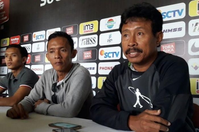 Pelatih Bhayangkara FC, Ibnu Grahan memberi keterangan pada awak media pada jumpa pers laga timnya kontra Persegres di Gresik, Jumat (11/11/2016).