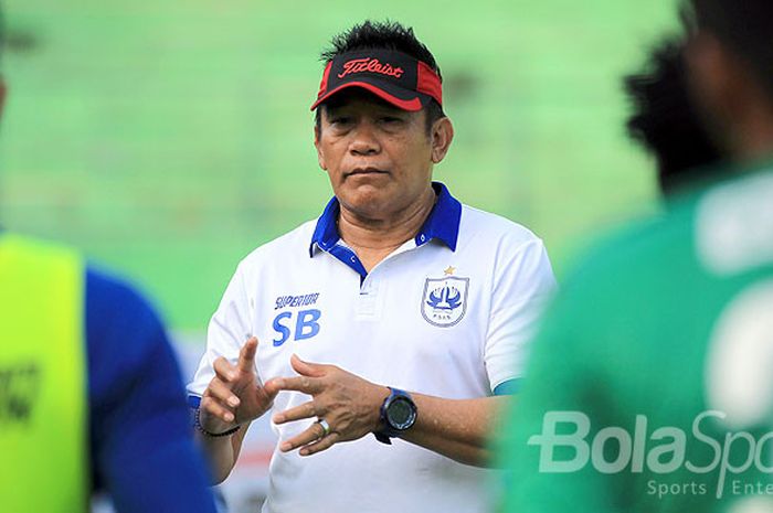 Pelatih PSIS Semarang, Subangkit, memimpin sesi uji coba lapangan sebelum melawan Arema dalam rangka laga uji coba di Stadion Gajayana Malang, Jawa Timur, Kamis (04/01/2018) pagi.