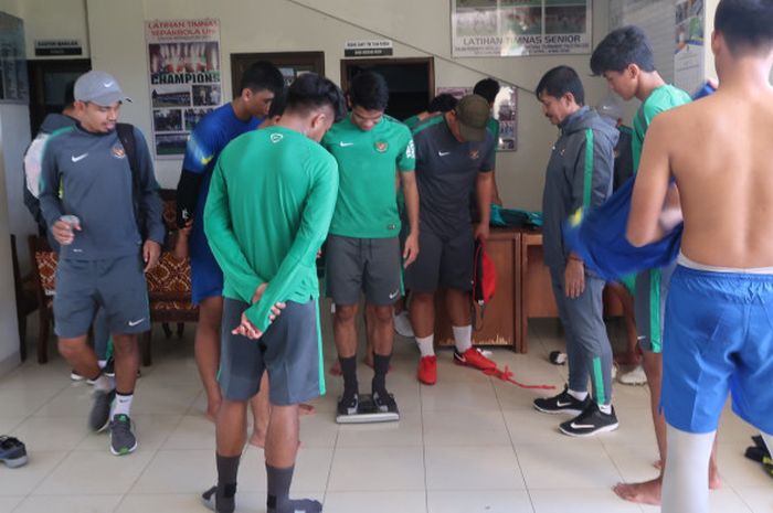 Timnas U-19 Indonesia melakukan penimbangan berat badan pada pemusatan pelatihan (TC) hari ke-2, Rabu (20/6/2018)