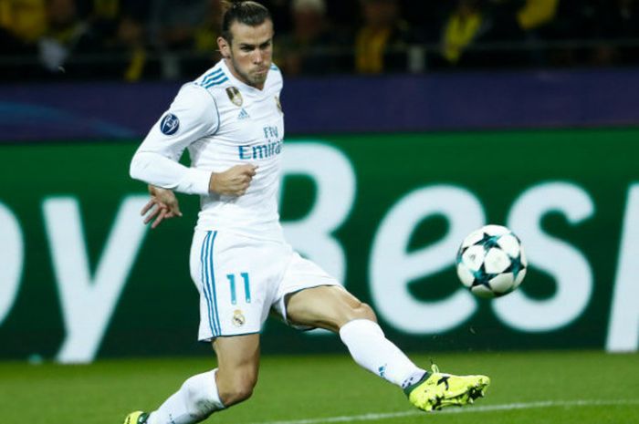 Winger Real Madrid, Gareth Bale, melepaskan tembakan ke gawang Borussia Dortmund dalam laga di Signal Iduna Park, Selasa (26/9/2017)