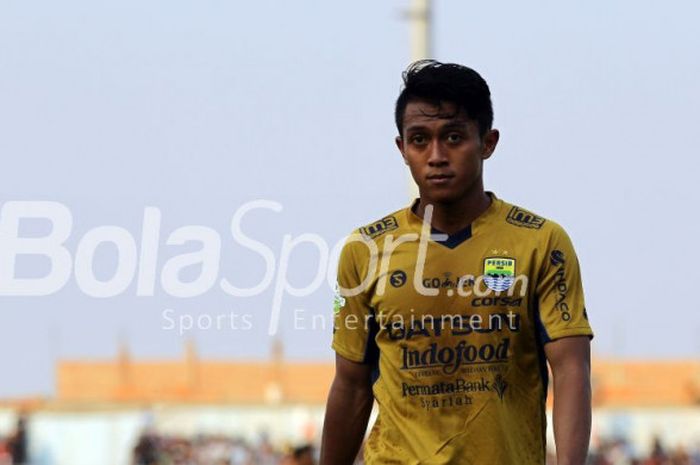 Pemain Persib Bandung, Febri Haryadi, beraksi pada laga Liga 1 di Stadion Surajaya, Lamongan, pada M