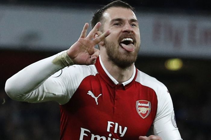 Selebrasi gelandang Arsenal, Aaron Ramsey, seusai berhasil mencetak tiga gol ke gawang Everton pada laga Liga Inggris 2017-2018 di Stadion Emirates, London, Sabtu (3/2/2018).