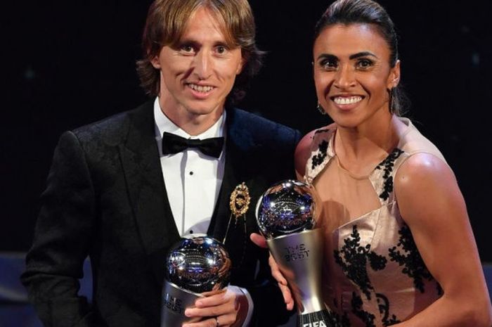 Luka Modric (kiri) dan Marta berpose dengan trofi Pemain Terbaik FIFA dalam acara penganugerahan The Best FIFA Football Awards di London, 24 September 2018.