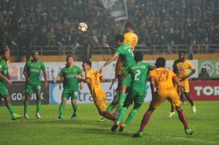 Para pemain depan Sriwijaya FC (kuning) saat menekan pertahanan Bhayangkara FC pada laga Liga 1 musim 2017 di Stadion Gelora Sriwijaya Jakabaring, Palembang, 3 Mei 2017. 