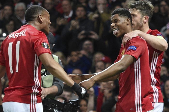 Striker Manchester United, Anthony Martial (kiri), merayakan gol yang ia cetak ke gawang Anderlecht di laga leg 2 babak perempat final Liga EUropa 2016-2017 bersama Marcus Rashford (tengah) dan Michael Carrick di Stadion Old Trafford, Manchester, Inggris, pada 20 April 2017.   