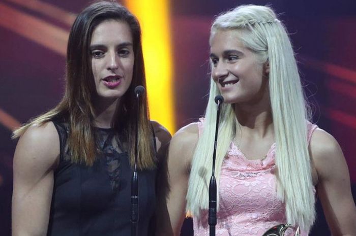 Gabriela Stoeva (kiri) dan Stefani Stoeva (kanan) saat memberi sambutan seusai mendapat penghargaan dalam sebuah acara yang digelar di Sofia, Bulgaria, pada Kamis (20/12/2018).