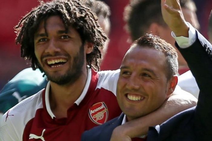 Gelandang serang Arsenal, Santi Cazorla (kanan), bersama Mohamed Elneny merayakan kemenangan tim atas Chelsea pada laga Community Shield di Stadion Wembley, London, 6 Agustus 2017.