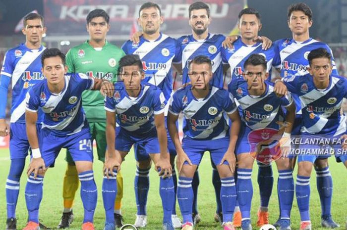 Bek asal Indonesia, Achmad Jufriyanto (berdiri paling kanan) bersama pemain Kuala Lumpur FA sebelum dijamu Kelantan FA pada laga Liga Super Malaysia 2018 di Stadion Sultan Muhammad ke-IV, Kota Bahru, 5 Mei 2018.