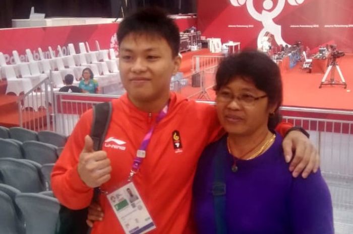 Lifter Indonesia, Rahmat Erwin Abdullah, saat bertemu dengan ibunya usai mengikuti cabor angkat besi Asian Games 2018 yang berlangsung Kamis (23/8/2018).