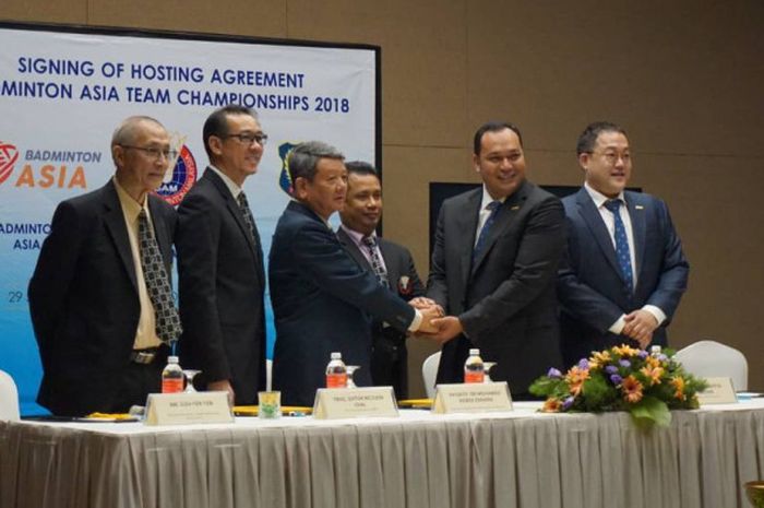 Presiden Konfederasi Bulu Tangkis Asia asal Indonesia, Anton Subowo (kedua dari kanan), berpose setelah konferensi pers. Asosiasi Bulu Tangkis Malaysia (BAM) meminta Indonesia atau Vietnam menjadi tuan rumah Kejuaraan Badminton Asia 2020.