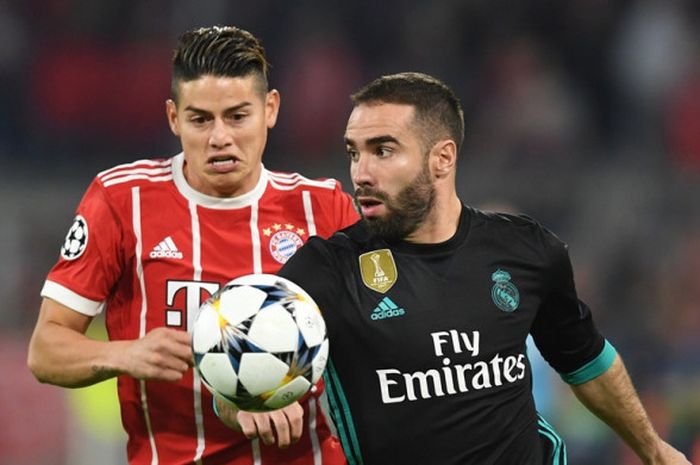  Bek Real Madrid, Dani Carvajal (kanan), berduel dengan gelandang Bayern Muenchen, James Rodriguez, dalam laga leg pertama semifinal Liga Champions di Stadion Allianz Arena, Muenchen, Jerman pada 25 April 2018.  