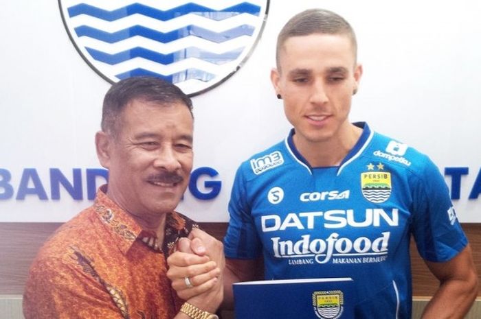 Diogo Alexandre Alves Ferreira (kanan) berjabat tangan dengan manajer Persib Bandung, Umuh Muchtar, saat penandatanganan kerjasama di Graha Persib, Kota Bandung, Kamis (25/8/2016).