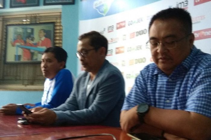 Aji Santoso tampak tengah memainkan ponselnya menjelang jumpa pers soal pengunduran dirinya dari kursi pelatih Arema FC, Senin (31/7/2017). 