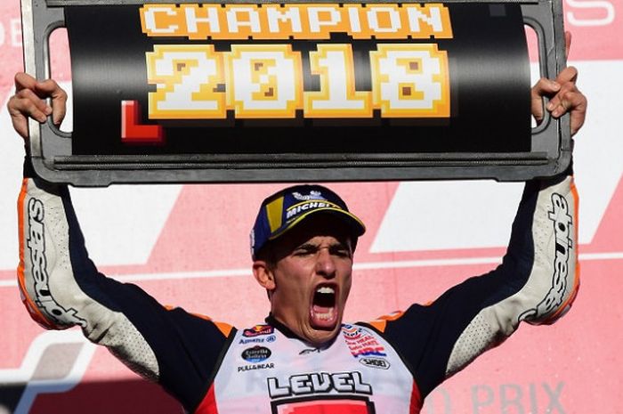 Pebalap Repsol Honda, Marc Marquez, berpose di podium setelah memastikan diri sebagai Juara Dunia 2018 pada balapan GP Jepang di Twin Ring Motegi, Minggu (21/10/2018).